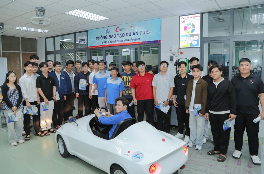  [29-03-2006] Đón đoàn Trường THPT Trường Sinh và Trường THPT Đoàn Thị Điểm, tỉnh Vĩnh Long